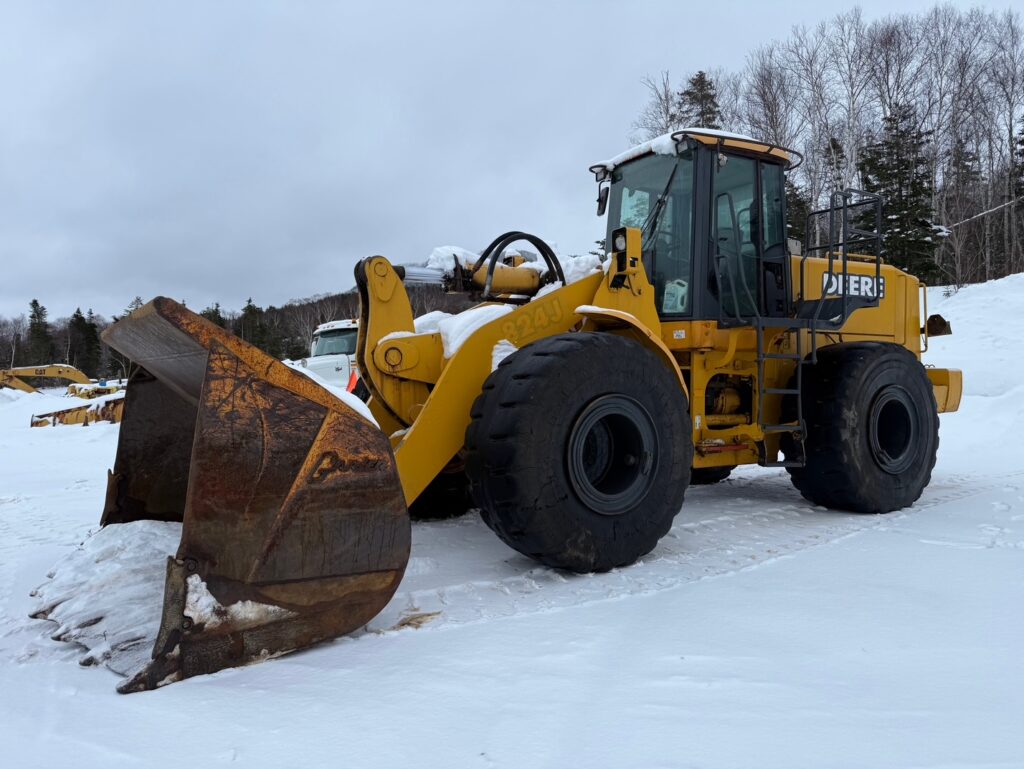 2003 Deere 824J Loader
